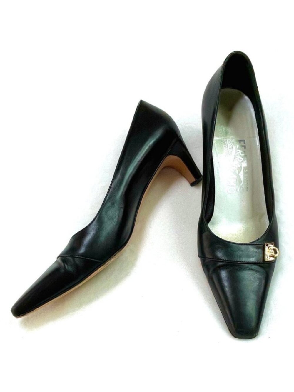 Auc Ferragamo Gold Logo kitten heel leather shoes